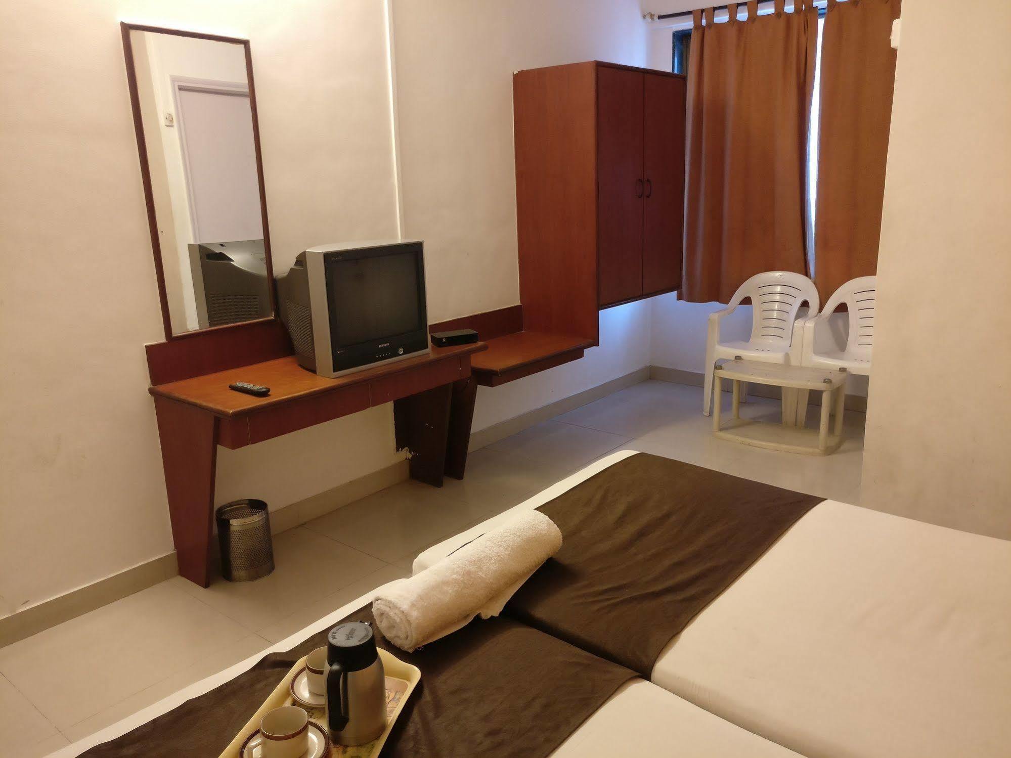 Oyo 1065 Hotel Hmr Royal Inn Pune Ngoại thất bức ảnh