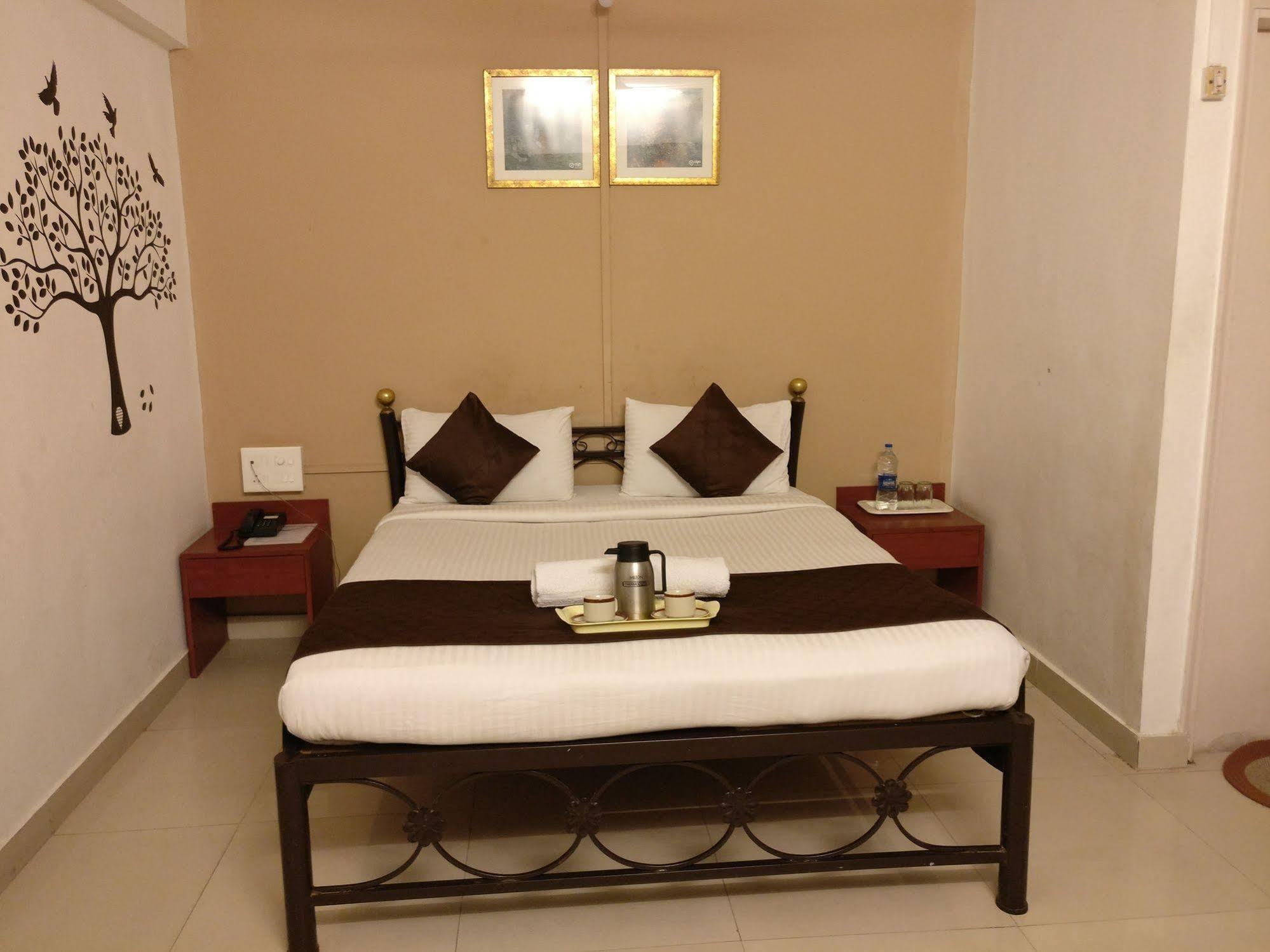 Oyo 1065 Hotel Hmr Royal Inn Pune Ngoại thất bức ảnh