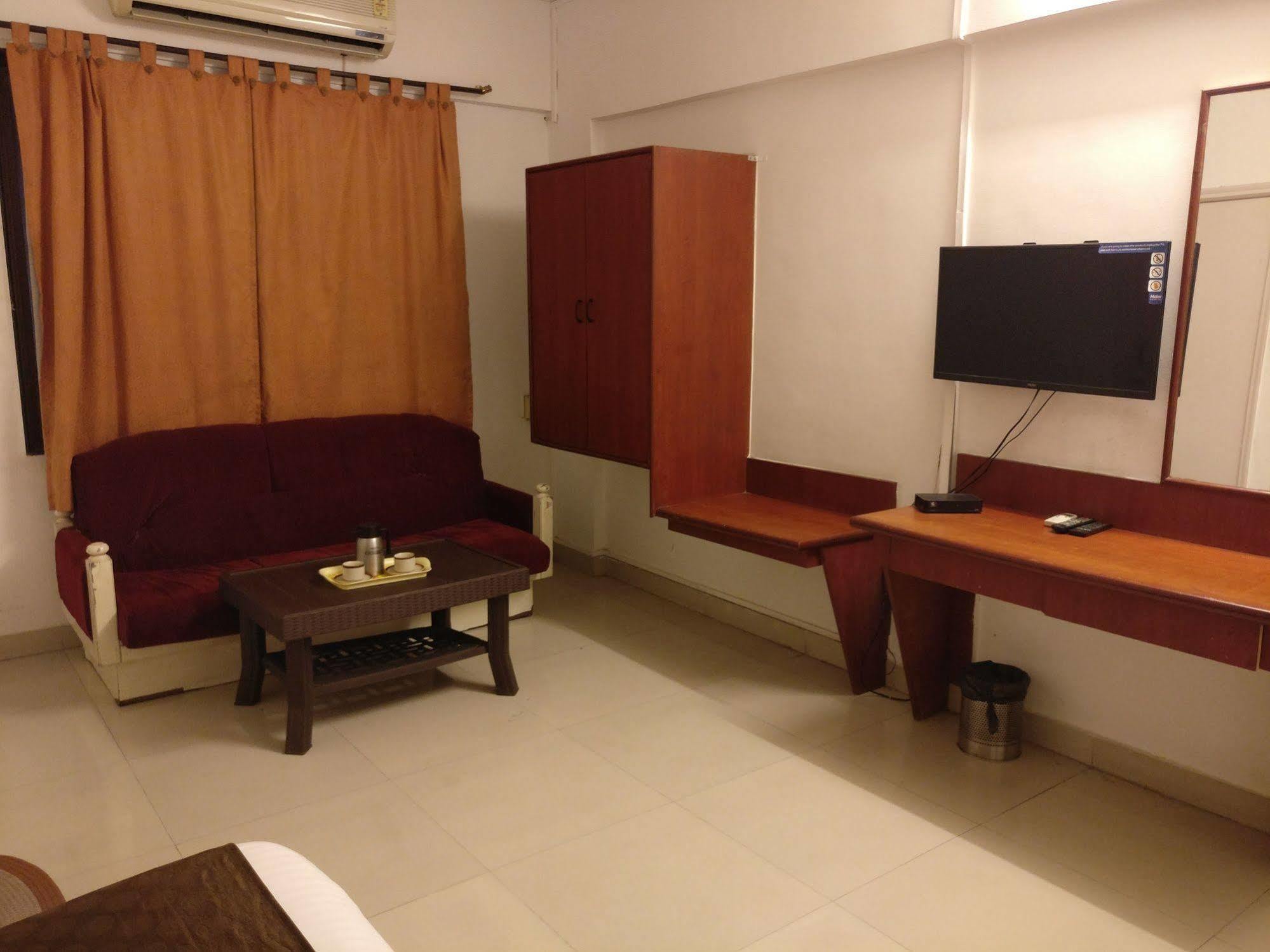 Oyo 1065 Hotel Hmr Royal Inn Pune Ngoại thất bức ảnh
