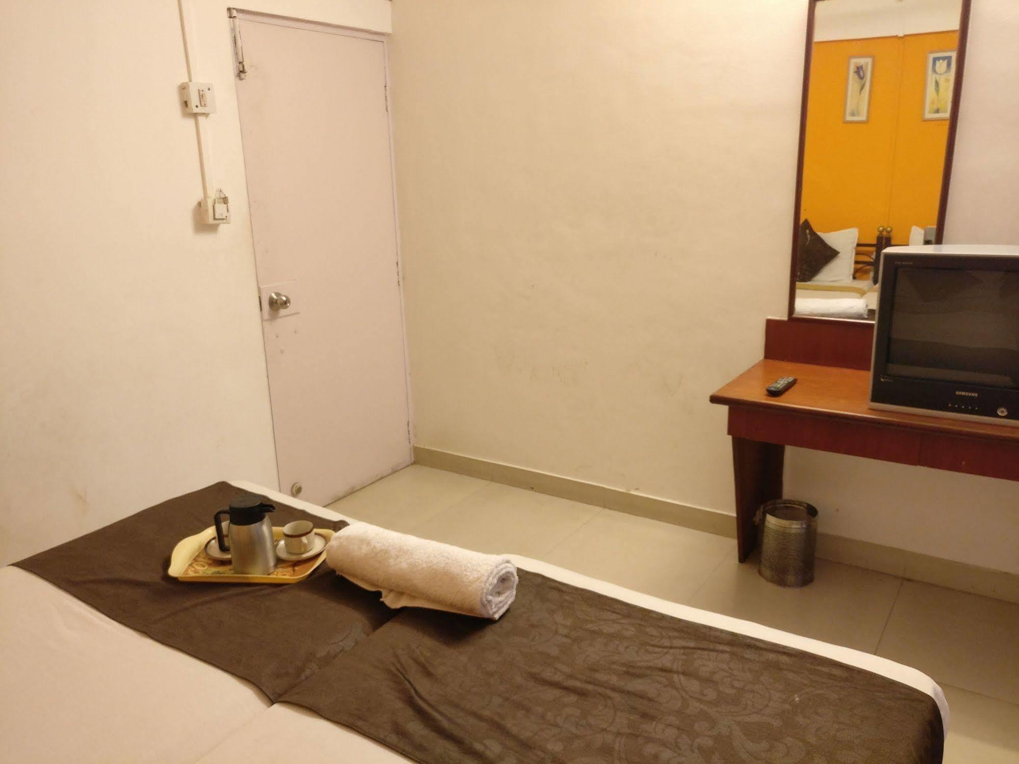 Oyo 1065 Hotel Hmr Royal Inn Pune Ngoại thất bức ảnh