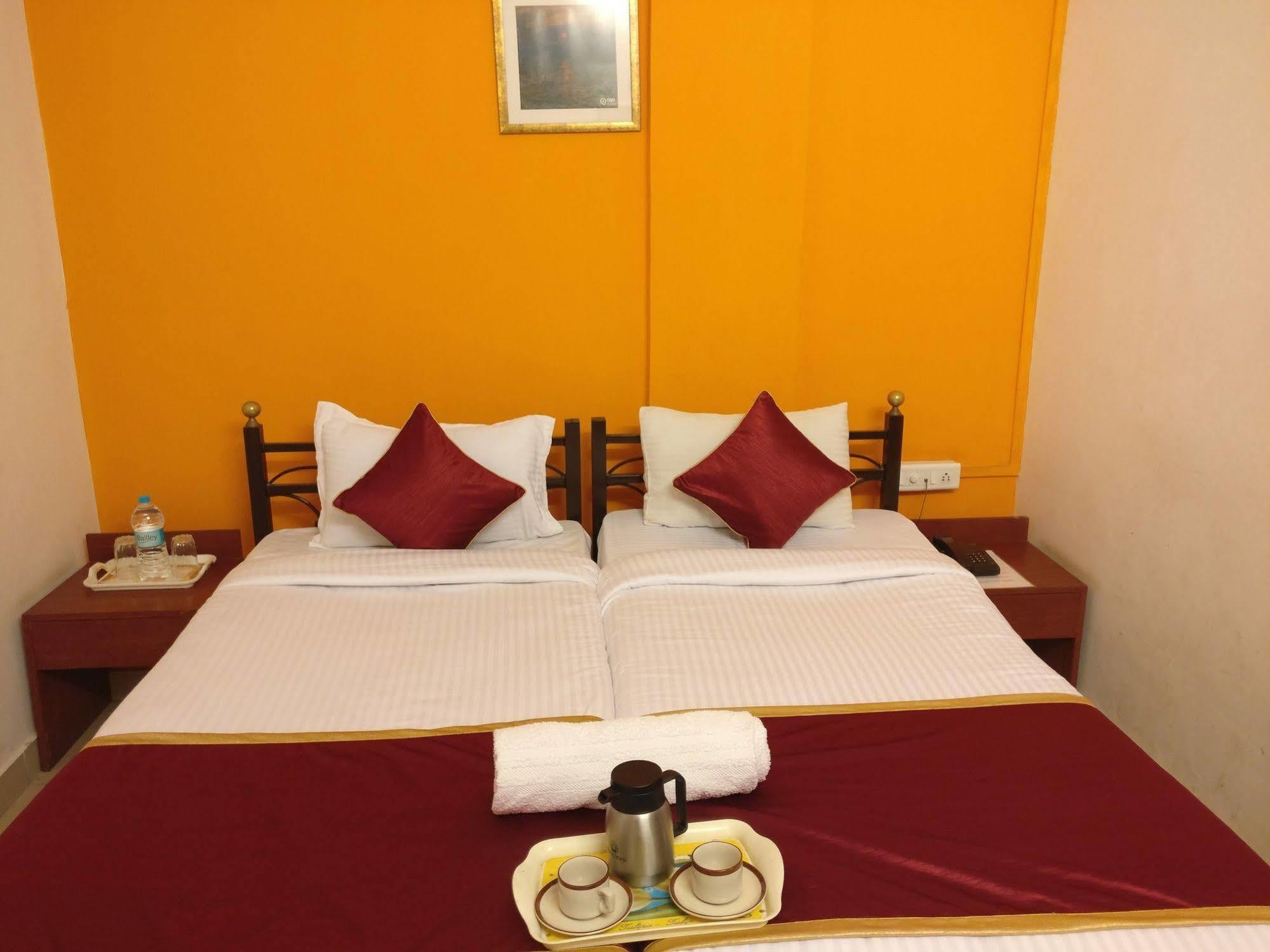 Oyo 1065 Hotel Hmr Royal Inn Pune Ngoại thất bức ảnh