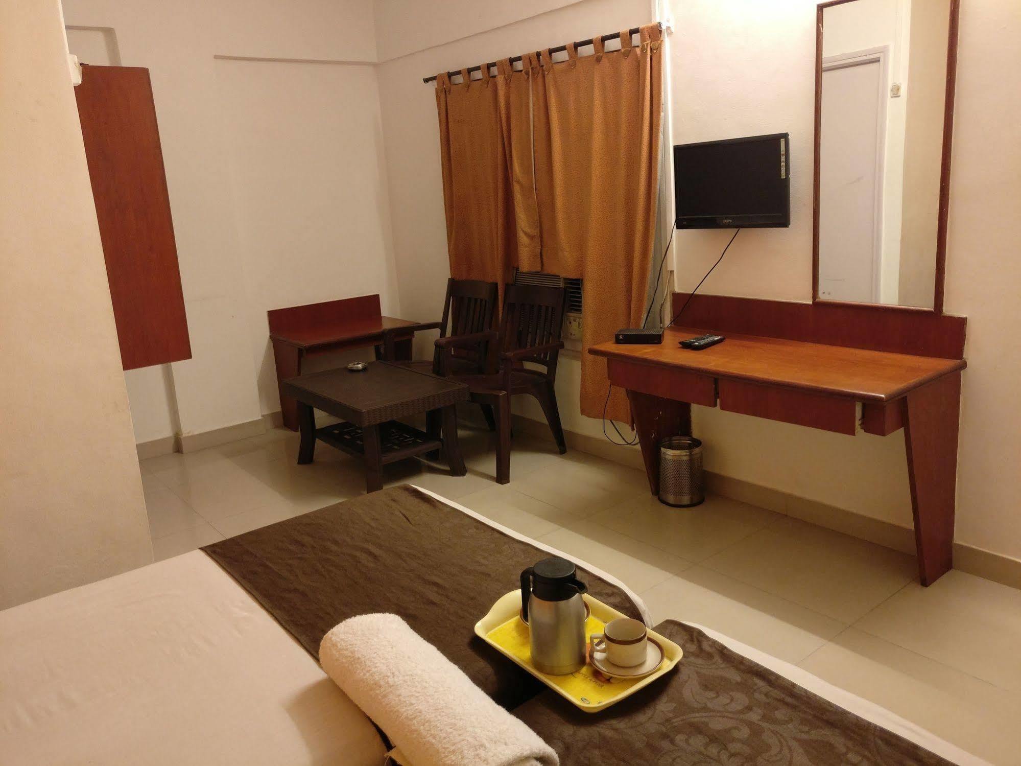 Oyo 1065 Hotel Hmr Royal Inn Pune Ngoại thất bức ảnh