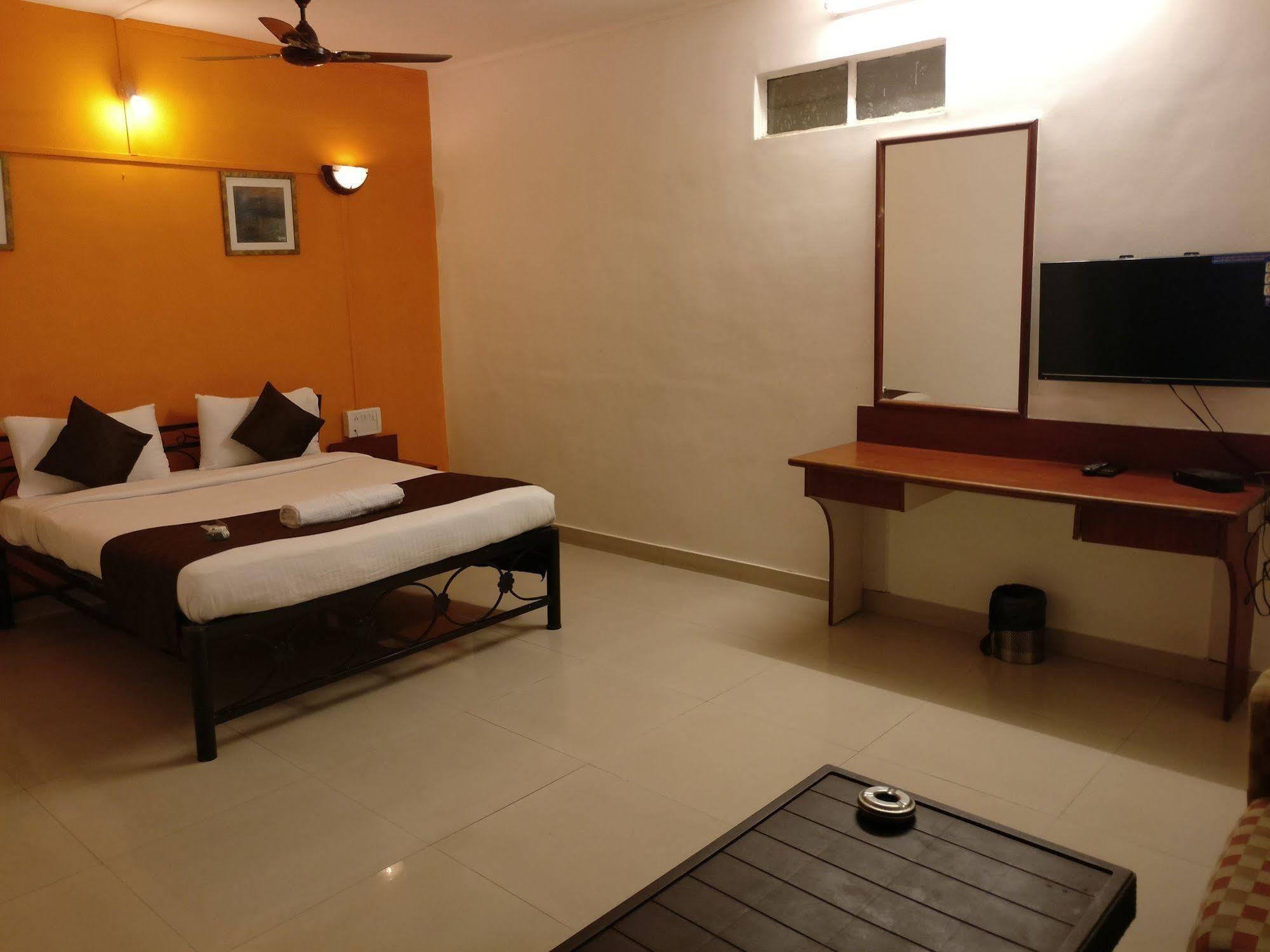 Oyo 1065 Hotel Hmr Royal Inn Pune Ngoại thất bức ảnh