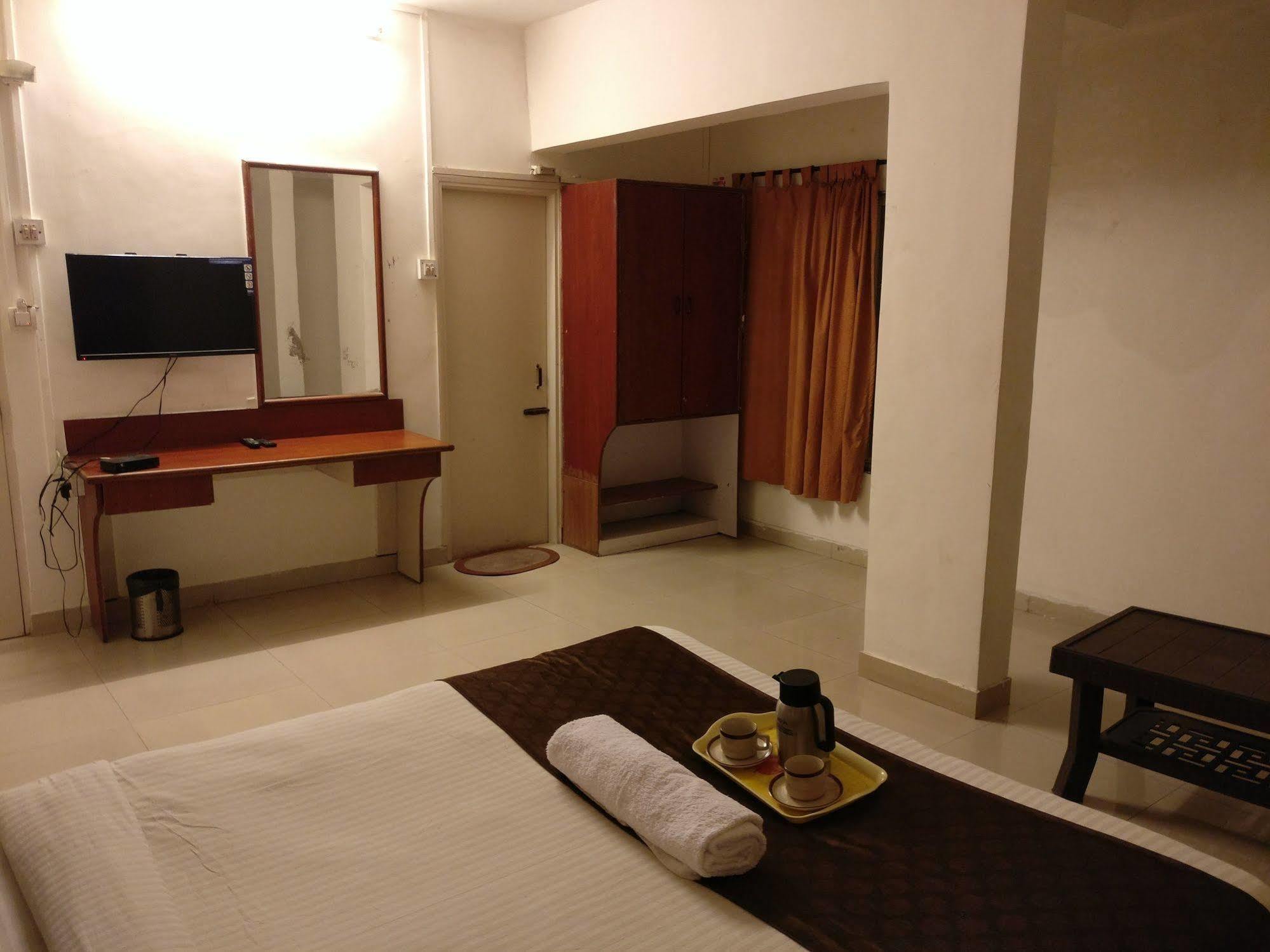 Oyo 1065 Hotel Hmr Royal Inn Pune Ngoại thất bức ảnh