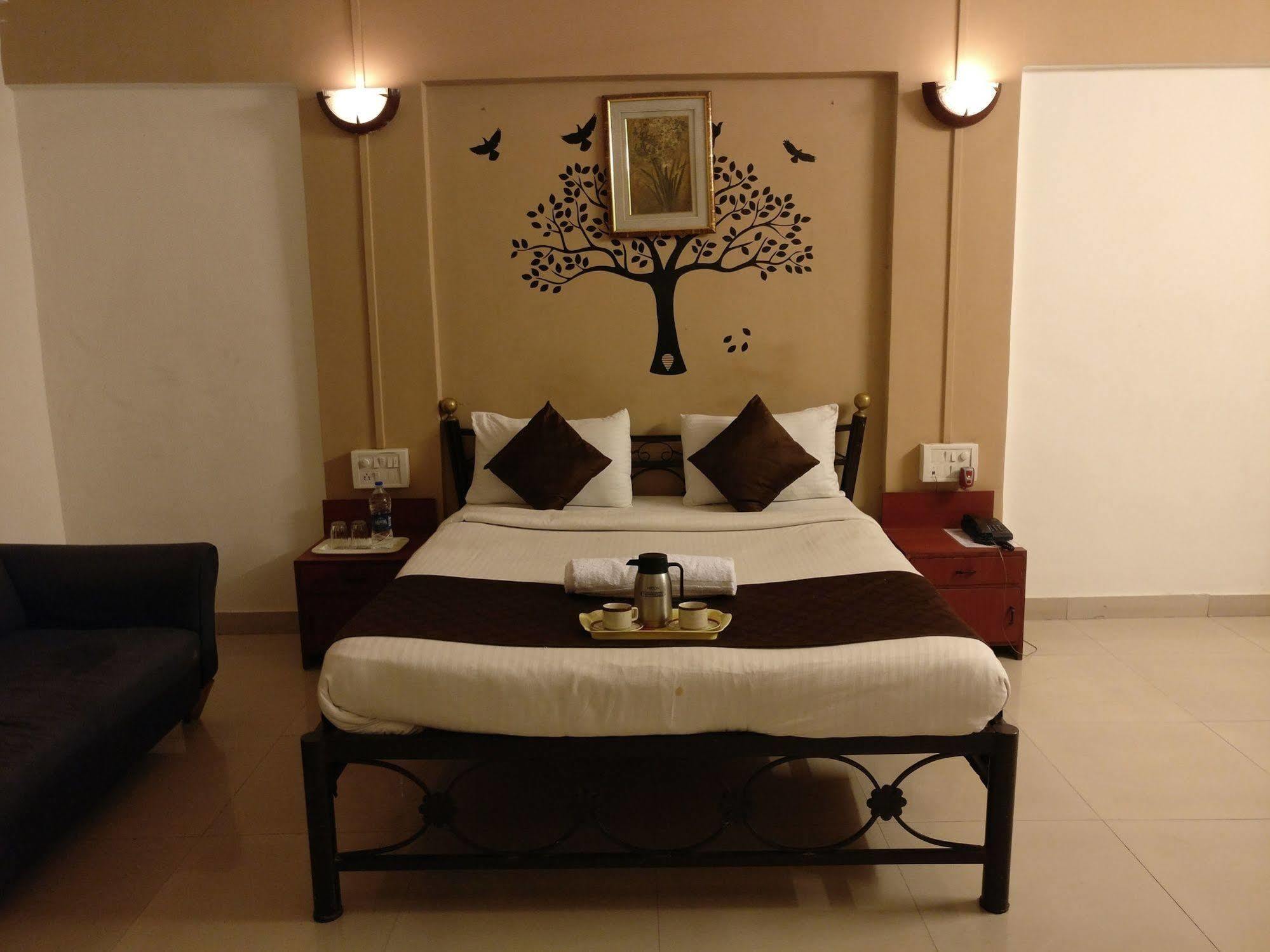 Oyo 1065 Hotel Hmr Royal Inn Pune Ngoại thất bức ảnh