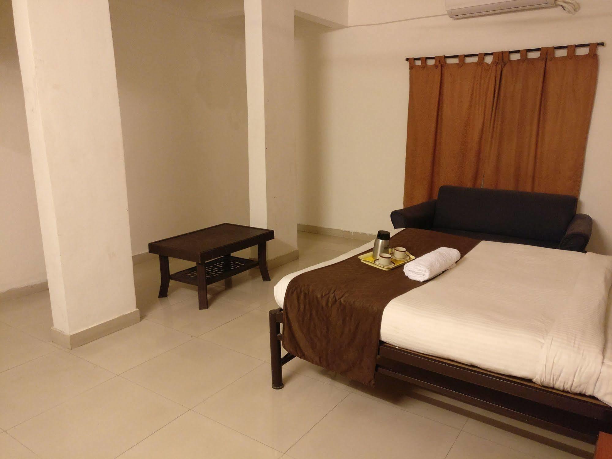 Oyo 1065 Hotel Hmr Royal Inn Pune Ngoại thất bức ảnh