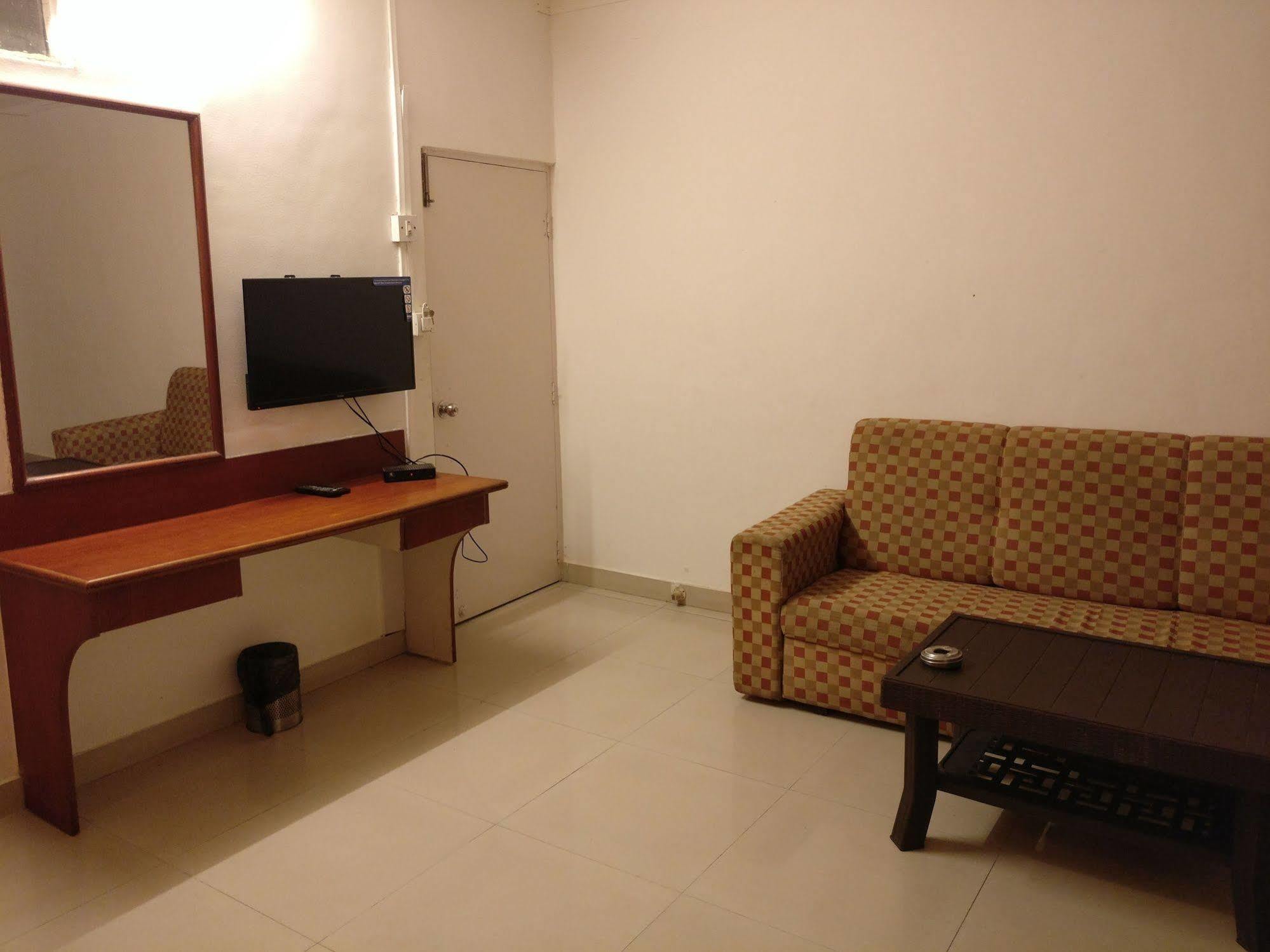 Oyo 1065 Hotel Hmr Royal Inn Pune Ngoại thất bức ảnh