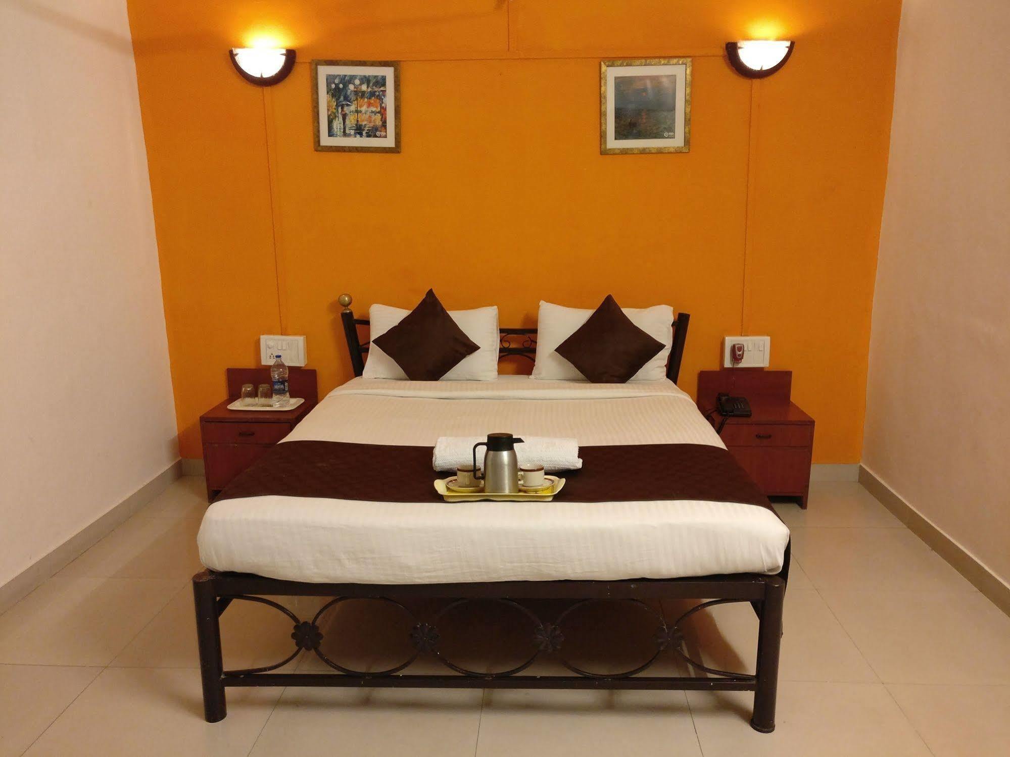 Oyo 1065 Hotel Hmr Royal Inn Pune Ngoại thất bức ảnh