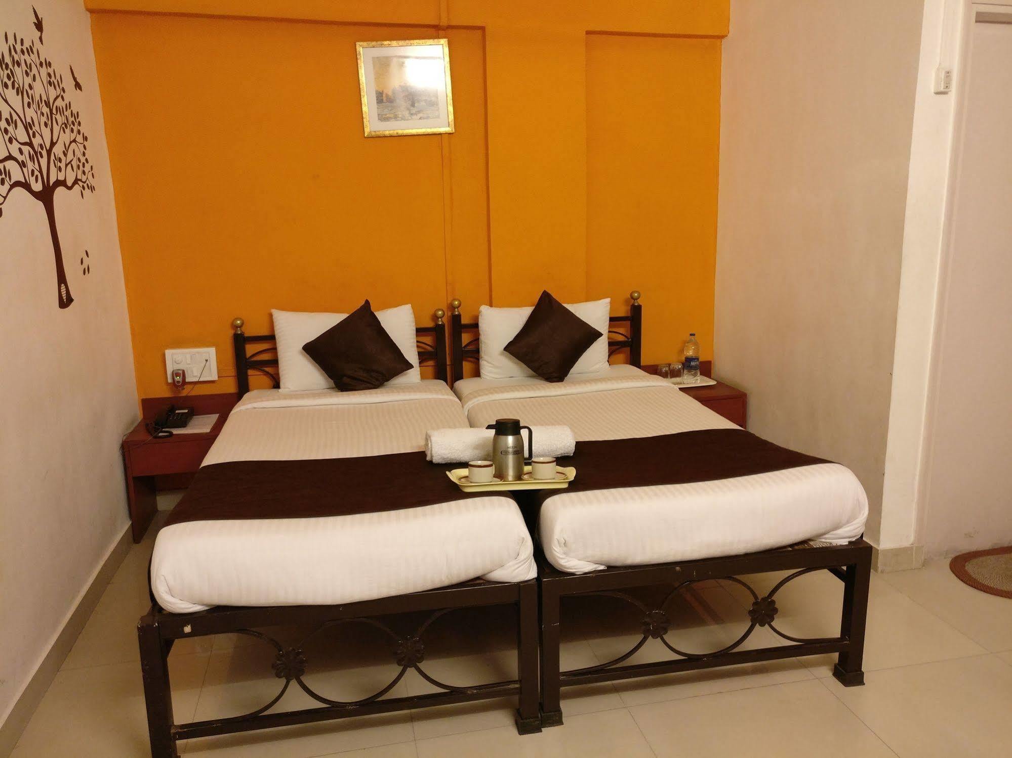 Oyo 1065 Hotel Hmr Royal Inn Pune Ngoại thất bức ảnh
