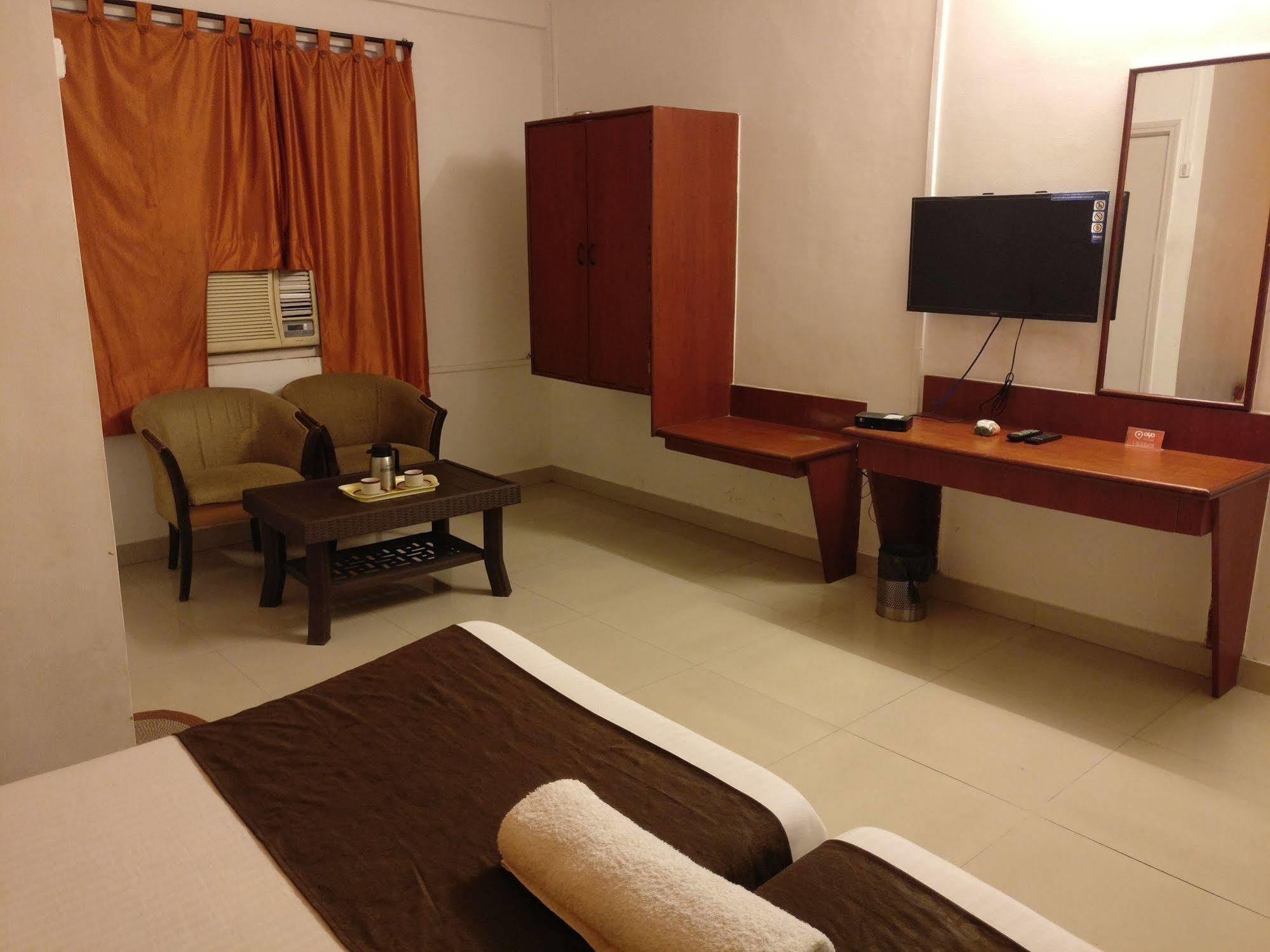 Oyo 1065 Hotel Hmr Royal Inn Pune Ngoại thất bức ảnh