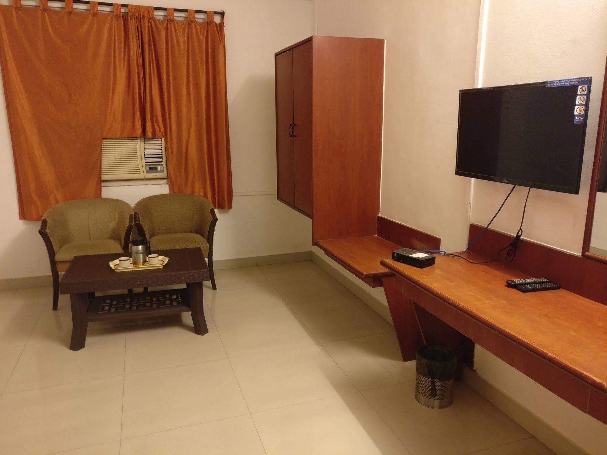 Oyo 1065 Hotel Hmr Royal Inn Pune Ngoại thất bức ảnh